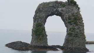 地震にも崩れなかった奇岩