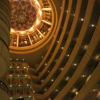 各階回廊で結ばれて中央が吹き抜け