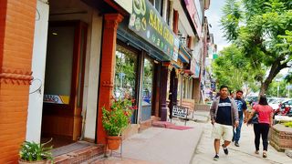 歩道橋の先のダルバールマルグは繁華街のひとつ