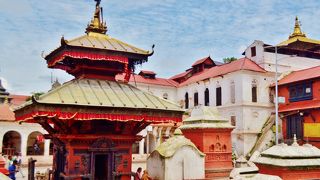 パシュパティナートの橋のたもとにあるバチャレシュワリ寺院