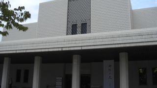 2015年10月18日まで安野光雅の「御所の花」の展覧会があります。