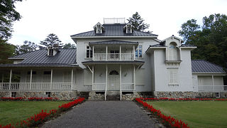 白が美しい近代建築