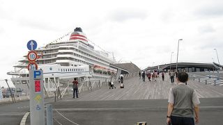 かつての「大桟橋」が改修工事により、桟橋でなくなり「大さん橋」とひらがな混じりになりました。