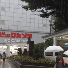 新宿東口広場、ビックカメラの標識の右手前に建てられています。