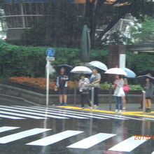 碑は、新宿東口の北東端の角に在ります。交差点の傍に在ります。