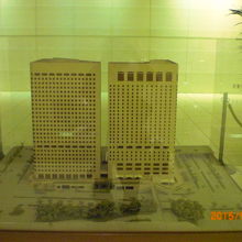 １階には、隣のホテルと相似形をした建物模型が展示されています