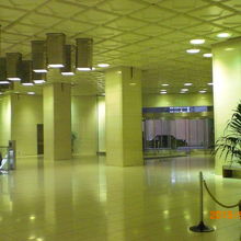 ビルの内部の様子です。とても広く、明るく感じられる雰囲気です