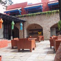 通りに面しているレストラン。夜はライブをしていて部屋に響いて