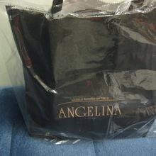 テイクアウト用に保冷剤を丁寧に入れてくれました