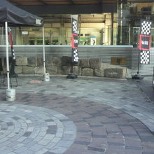 説明板は、有楽町銀座口の地下街入口の南側にあります。