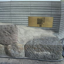 石垣の右端に南町奉行跡の説明板があります。小さいのでご注意を