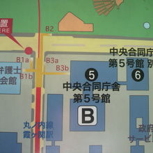 日比谷公園の北側、弁護士会館の西側の植栽の中に在ります。