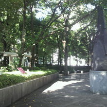 弁護士会館の西側の通路と植栽の様子です。黒い塔が見えます。