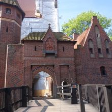 中の城から高い城へには戦時に備え跳ね上げ橋がかかっています。