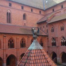 屋根つきの井戸の屋根の上にはペリカン像がいます。