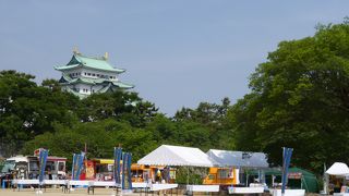 光り輝く金の鯱