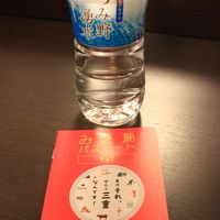 フロントでお水のペットボトルと三重パスポートを貰いました。
