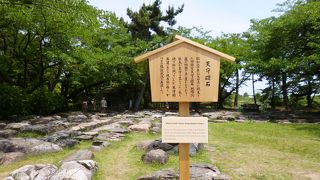 旧天守閣の礎石