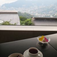 ラウンジでソフトドリンクとフィンガーフードを