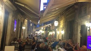 レストランでにぎわっている通り