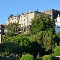 海側から見上げる