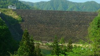 高さ128メートルのロックフィルダム