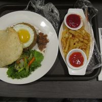 ルームサービスのナシゴレンとポテトフライ。