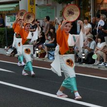 山形花笠まつりの先頭、花笠舞踊団です。