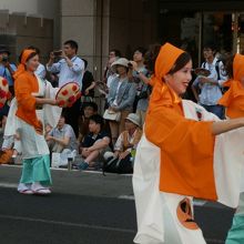 笑顔で花笠音頭を踊っています。