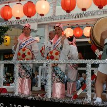 ミス花笠のパレードです。