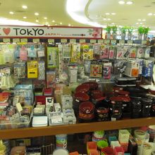 「I Love Tokyo」という名の100均商品コーナー。