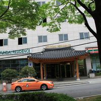 入口が王宮のような黒瓦の屋根のエントランス