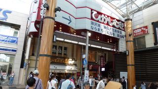 老舗店も多い、にぎやかな通り