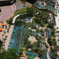 客室からのプールとビーチの眺めです