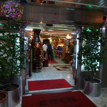 ケバケバしい・・・勇気を出して中に入りましょう！