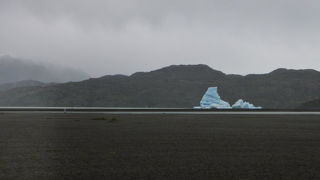 湖と青い氷河のコントラストが凄い