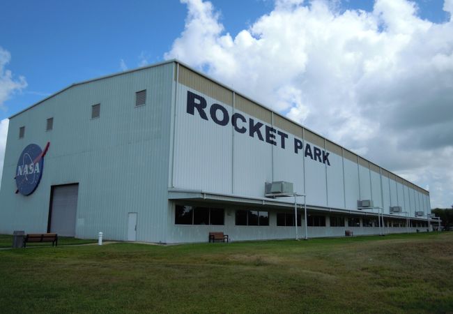 建物内にアポロ計画で利用されたロケットが展示されています。