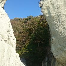岩の間を歩こう