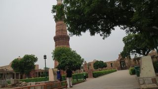 インドで最も高い石造の塔は、全景写真撮影に困るほど高かった。