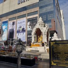 左がトリムルティ、右がガネーシャ