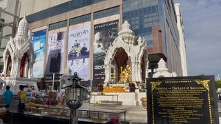 「学問・芸術の神様」と「恋愛成就の神様」が並んでいます