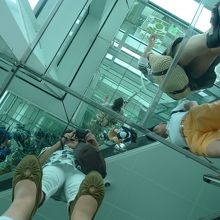 角が強化ガラスと思いきや鏡張りになっている場所が一か所あり。