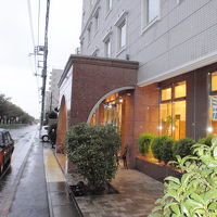 川沿いの道に面しています。