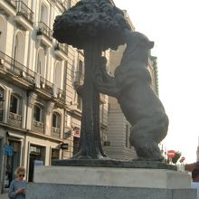 熊とヤマモモの像