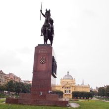 初代国王の騎馬像が建つ広場です