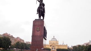 クロアチアの初代国王の銅像が建っています