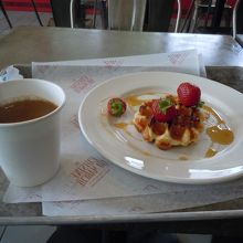 かふぇで朝食。ワッフルモーニング。