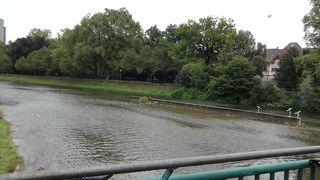 チューリッヒ中央駅の横を湖から静かに流れています。