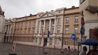 聖マルコ教会の隣にあります