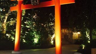 再開発された街の中に佇む神社